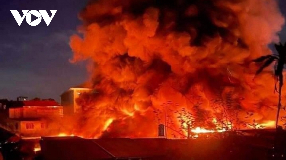Large blaze destroys 120 stores in traditional market in Bac Ninh